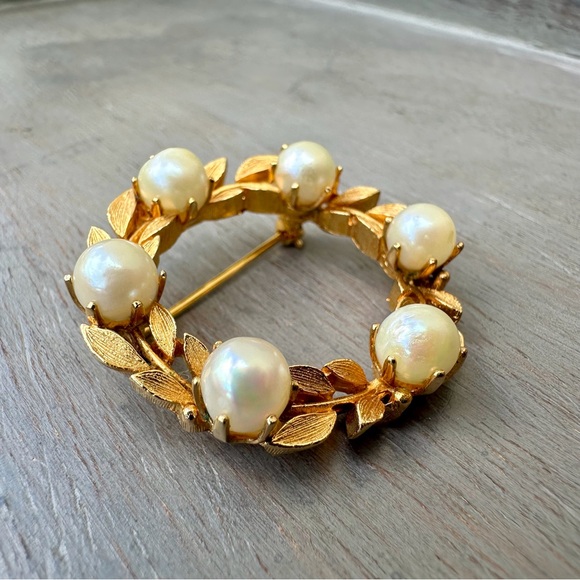 Liner Vintage Gold & Pearl Leaf Brooch - Picture 12 of 12